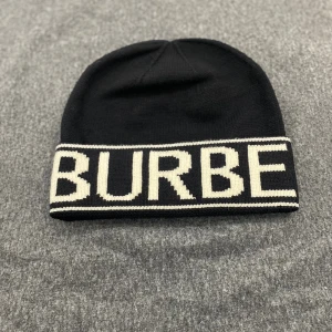 Burberry mössa  - Burberry beanie✅ Size: one size Quality:10/10 brand new  Skriv i dm för mer info. 