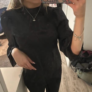 Väldigt fin blus  - En svart silkes blus. Väldigt fin och bara använd 1 gång. Bra skick. 