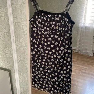 Blommig miniklänning - En så fin blommig miniklänning💞 Från Bershka och helt oanvänd! I storlek M, men tror den passar en S bra också! Den har justerbara band i axlarna. Säljer då den tyvärr inte har kommit till användning. 