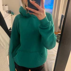 Säljer denna fina gröna Hoodie då den inte kommer till användning längre❤️