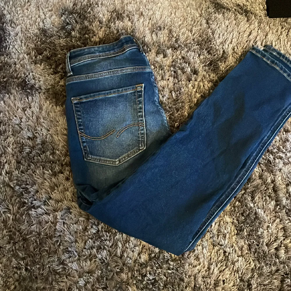 Jeans från Jack and Jones i storlek 164cm. Modellen är slim . Jeans & Byxor.