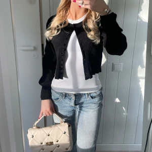 Kofta - Såå fin kofta, perfekt till lågmidjade jeans, 10/10 skick ❣️