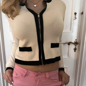 Zara kofta  - Super snygg kofta som inte säljs längre ifrån Zara, storlek S! Inga defekter🥰 Använd gärna "köp nu"