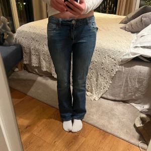Skitsnygga bootcut jeans - Jeansen är i jättebra skick! Säljer endast pågrund av att de är för korta❤️ kontakta mig för fler bilder❤️