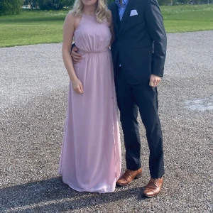 Balklänning - Säljer denna fina balklänning från bubbleroom 💕 Endast använd 1 gång så den är i bra skick! 💕Den har även en slits vid ena benet ⭐️