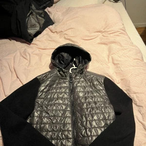 BELSTAFF CARDIGAN JACKA  - Size S. Nypris 2000kr Köpt i höstas och milt använd under hösten, skick 8.5/10