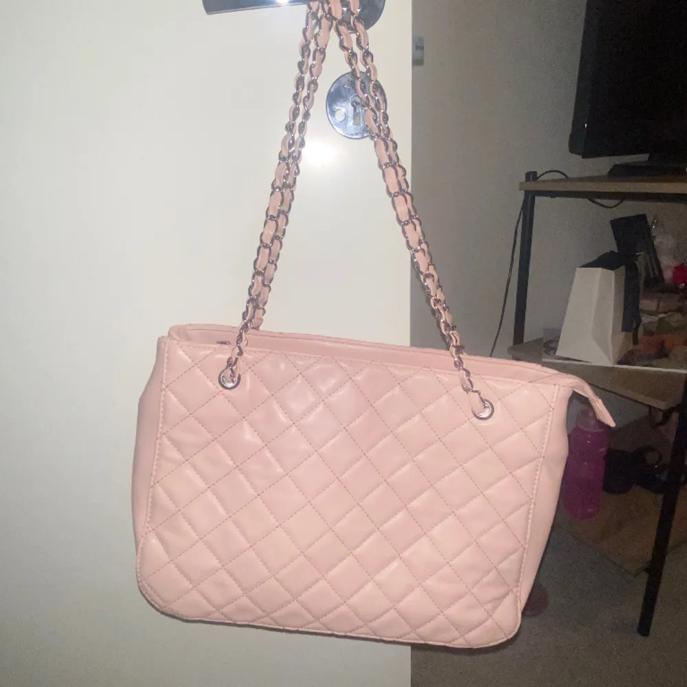 Säljer min absoluta favorit baby rosa väska från don Donna super snygg till sommaren och väldigt bra skick❤️🥹. Väskor.