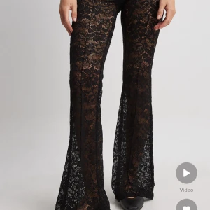 Spetsbtxor - Helt oanvända, lappen kvar. Slutsålda på NA-KD, nypris 499. Har inte inbyggda hotpants