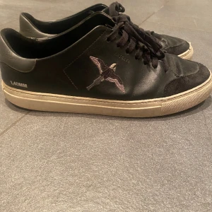 Axel arigato skor  - Säljer pågrund av att dom inte kommer till någon användning kom DM för frågor