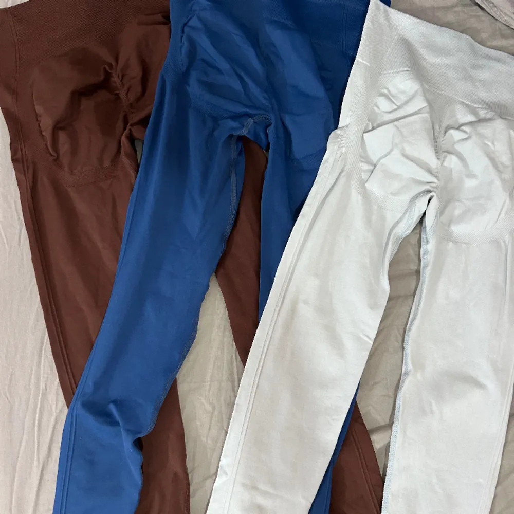 Jättefina träningstights, färgen brun, blå och ljus blå. Använt få gånger💕alla tre tillsammans kostar 150 kr💕💕. Jeans & Byxor.