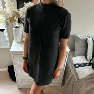 Stickad klänning  - Jättesöt kort stickad klänning från Zara. Nästan aldrig använd! Säljes då den tyvärr blivit för liten😞 