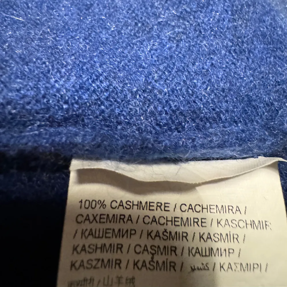 En riktig snygg mörkblå 100% Kashmir tröja i nyskick med märket Puro Cashmere. Tröjan är i storlek small utan tecken på minsta användning. Vid ytligare frågor kontakta mig. Mvh Melker . Tröjor & Koftor.