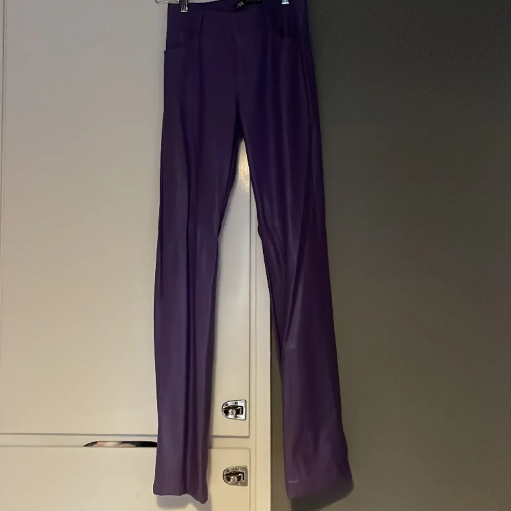 Aldrig använd, coola lila fake läder byxor från zara. Storlek xs. Jeans & Byxor.