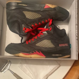 Jordan 5 goretex limited edition äkta 🙂 - Nypris 3500-4000 Bra skick inga märkbara skador  Använda ett fåtal gånger  Äkta köpta från sneakers n stuff för 1 år sedan Knappt smutsiga alls  Storlek 45 men  passar 43 mkt bättre  Boxen har små skador/små färgfläckar Kommer med svarta snören ochså