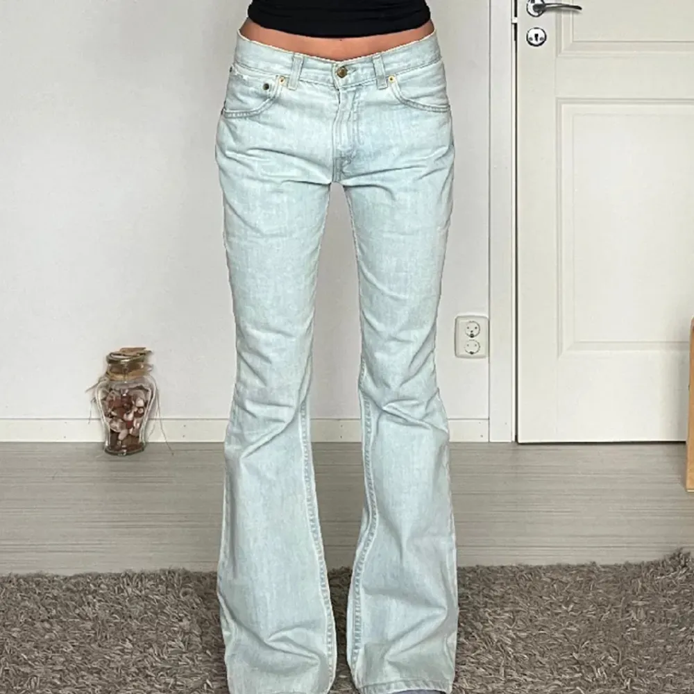 Snygga mid rise jeans från Levis. Dem är i topp skick!! Passar dem som har 34/36.🩵. Jeans & Byxor.