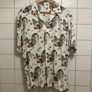 Kortärmad Tuppskjorta - Sparsamt använd, väldigt gott skick. Stor i storleken.