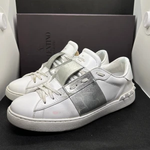 Valentino open - Väldigt snygga Valentino Open som är perfekt nu till våren | Allt OG följer med såsom låda, dustbag, m.m. | Storleken är 43 | Skick är 8/10, väldigt vit färg men med små defekter | Pris kan diskuteras vid snabb och smidig affär | Hör av er vid frågor