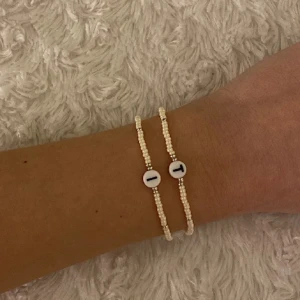 Pärlarmband  - Perfekt alla hjärtansdag present till din tjej eller kille! Designa helt fritt med färger och bokstäver! Vid köp av 4 armband frifrakt, annars frakt 18kr💕 pris varierar beroende på design men enkelt bokstavs armband ca 28kr💕