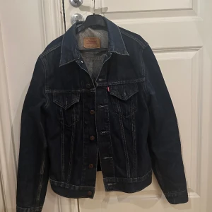 Jeansjacka - Mörkblå jeansjacka som jag fått av min farmor men aldrig använt i stl m.  Skriv vid bättre bild och pris💕