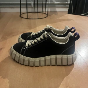 Odessa eytys  - Säljer dessa odessa sneakers från eytys, går såklart att rengöra sulan, annars i fint skick ❤️kan skicka fler bilder om det önskas 