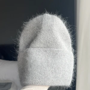 Ljusgrå tunn Kasmirmössa  - Aldrig använd såklart, superfin. Både skön och fin 
