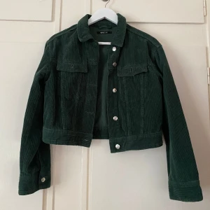 Manchester jacka  - Mörk grön croppad Manchester jacka från Gina tricot som aldrig kommer till användning✨