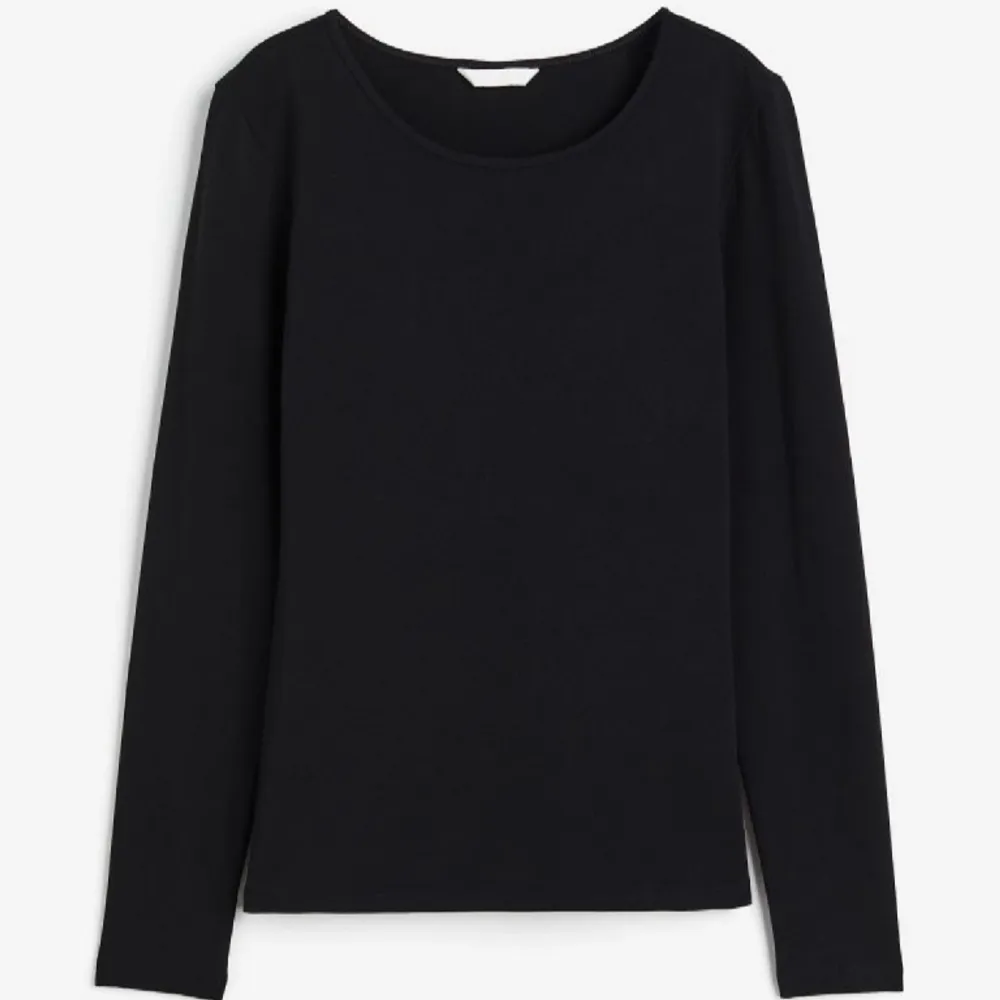 Säljer denna långärmade tröja som är ifrån hm i storlek M men passar även mig som är en S!!💗. Tröjor & Koftor.