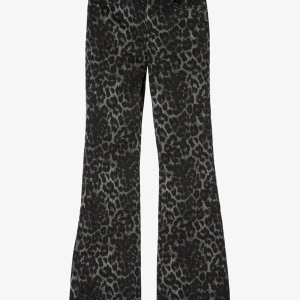 Calzedonia leopard jeans  - Säljer dessa sjukt snygga jeans i storlek M då de är förstora för mig! De är i nyskick och passar med allt ❤️ Köpt för c.a 600kr säljer för 420kr ❤️