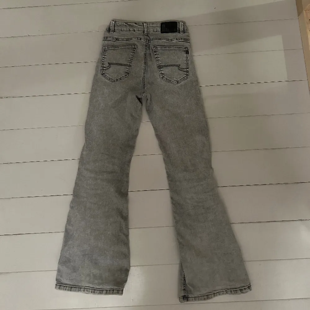 Ett par jättesnygga gråa bootcut jeans i storlek 146! De är sköna och har även bra kvalitet. Säljer eftersom de är för små för mig. . Jeans & Byxor.
