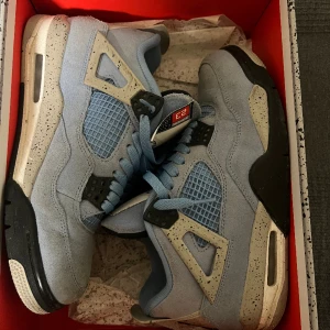 Jordan 4 UNC  - Storlek 41-42 använt skick