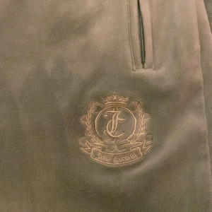 Juicy byxor  - Har inte använts så mycket då dom är försmå för mig, älskar den super fin färg juicy på rumpan lite utsvängda i benen, det ända tecknet på användning är att ena metalldetaljen på snöret är borta. Pris kan diskuteras🥰 