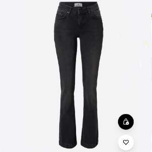 Jättefina jeans från Ltb i modellen Fallon. Säljer då de tyvärr inte kommer till användning 💞 väldigt bra skick. Jag är ca 174/175. Det är bara att trycka på köp nu för att köpa