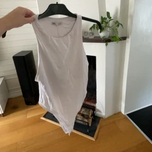 Zara - body - Super skön och fin body från zara, endast testad. Kom privat för mer frågor eller bilder 🫶🏻
