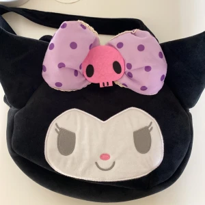 kuromi väska  - söt kuromi väska köpt i korea! väldigt rymlig och skönt material. säljer pga att den ej kommer till användning längre🩷 pris kan diskuteras, kontakta innan du trycker på köp nu!