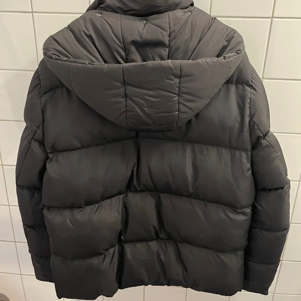 Denna vinter jacka köpte jag förra året och tvingas nu att sälja. Storlek L. En svart pufferjacka med en luva som man kan ta av. Jackan är i ett fint skick!. Takit.