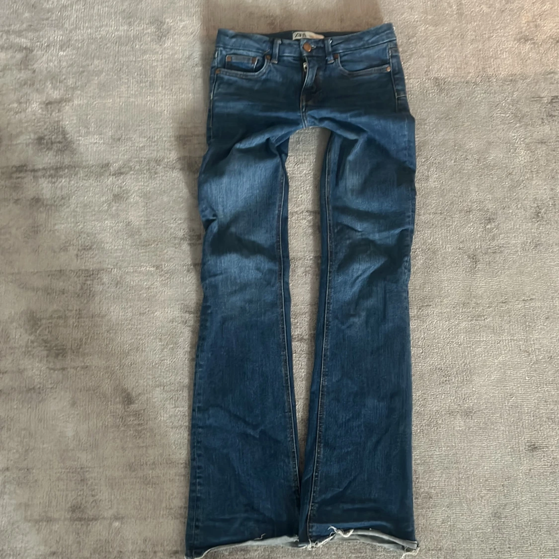 Mörkblå lågmidjade jeans