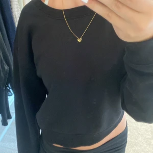 Svart Sweatshirt  - Säljer nu min sweatshirt ifrån stradivarius i storlek S då ja inte andvänder den längre!🩷
