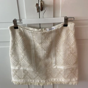 Rodebjer kjol - Krämvit kjol från Rodebjer. Endast använd fåtal gånger så varan är i fint skick. Storlek M. 