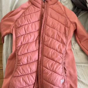 Jacka  -  Rosa Jacka storlek xs  Perfekt som fritidsjacka eller träningsjacka  Lite flecce i. Nyskick
