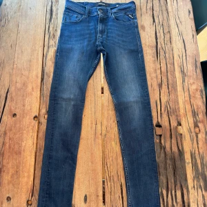 Replay anbass jeans - Stilrena Replayjeans som passar till allt😍 Nypris 1700:- 💵 Skick 10/10✅ W28 passar W29👍 Priset är ej hugget i sten‼️ Hör av  dig vid minsta fråga eller fundering//Legitresell