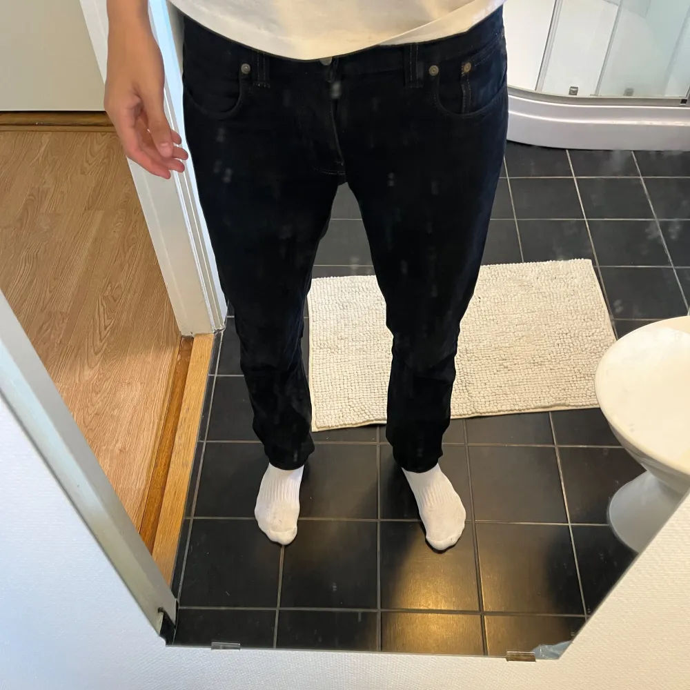 Säljer dessa fina jeans från märket Nudie jeans, modellen heter grim tim och passformen är slim fit. Storlek 29/34, passar mig bra som är 189cm. . Jeans & Byxor.