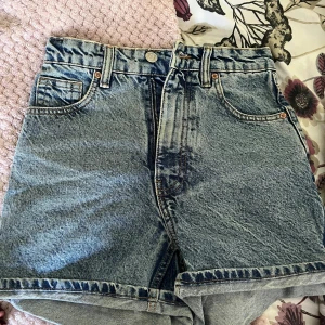 Zara shorts  - Zara shorts i storlek 34 och i bra skick. Knappt använda 🩵