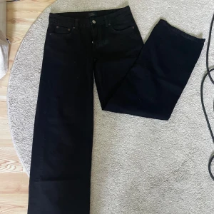 NLY wide leg low waisted jeans - NLY wide straight leg low waisted jeans. Stl Eu34, men närmare 28-29 tum midja. För små i midjan för 180cm 60kg manskropp, men passar perfekt i längden (kanske 32"). Benen är vida men ändå så att byxorna sitter åt om rumpan. Kanske dam modell. 