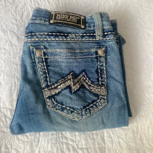 Miss me jeans  - Säljer dom här jätte coola miss me jeansen som är low waist o bootcut. Dom har hål längst ner på benen men annars är dom i bra skick! Kontakta mig för fler bilder❣️ 