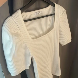 Supersnygg vit t shirt - Supersnygg och inte mycket använd så i bra skick❤️