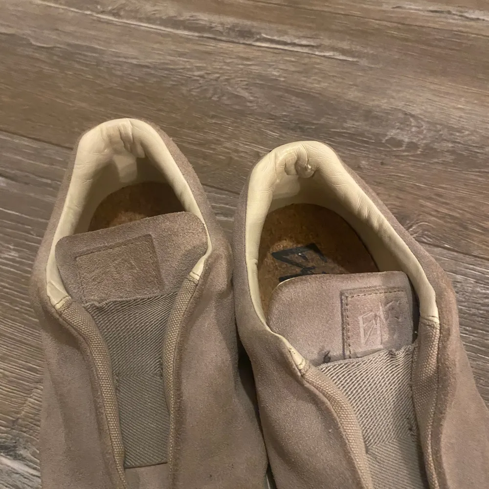 Bra skick, normal i storleken, lite fläckar där fram. Kengät.