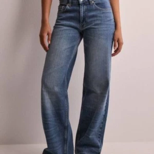 Nelly Jeans -  Jättefina jeans, lågmidgade! Ovanvånda, endast provat. Tyvärr så var de lite för långa och jag glömde att returnera inom 14 dagar så får sälja de här på istället. Ser ut som på hemsidan! Nypris 599kr, köparen står för frakt!💗