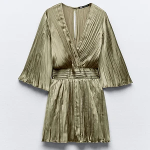 Klänning från ZARA - Så fin klänning från zara, helt oanvänd💚 kostade 399 när jag köpte den🫶🏼