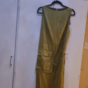 Zara khaki sidenklänning i satin