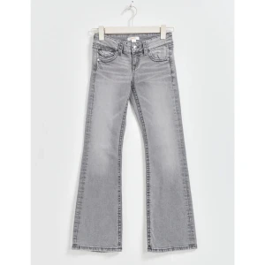 Gina young grå jeans - Säljer för dom vuxit ur mig. Bra skick, ny skick. Köpte för 400 säljer för 100, pris kan diskuteras💘(tryck inte på ”köp nu”)💘